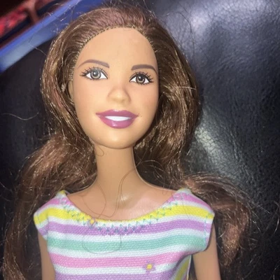 美泰 2010 Fashionista 芭比娃娃,棕色波浪头发/棕色杏仁形眼睛 — 第 1/4 张图片