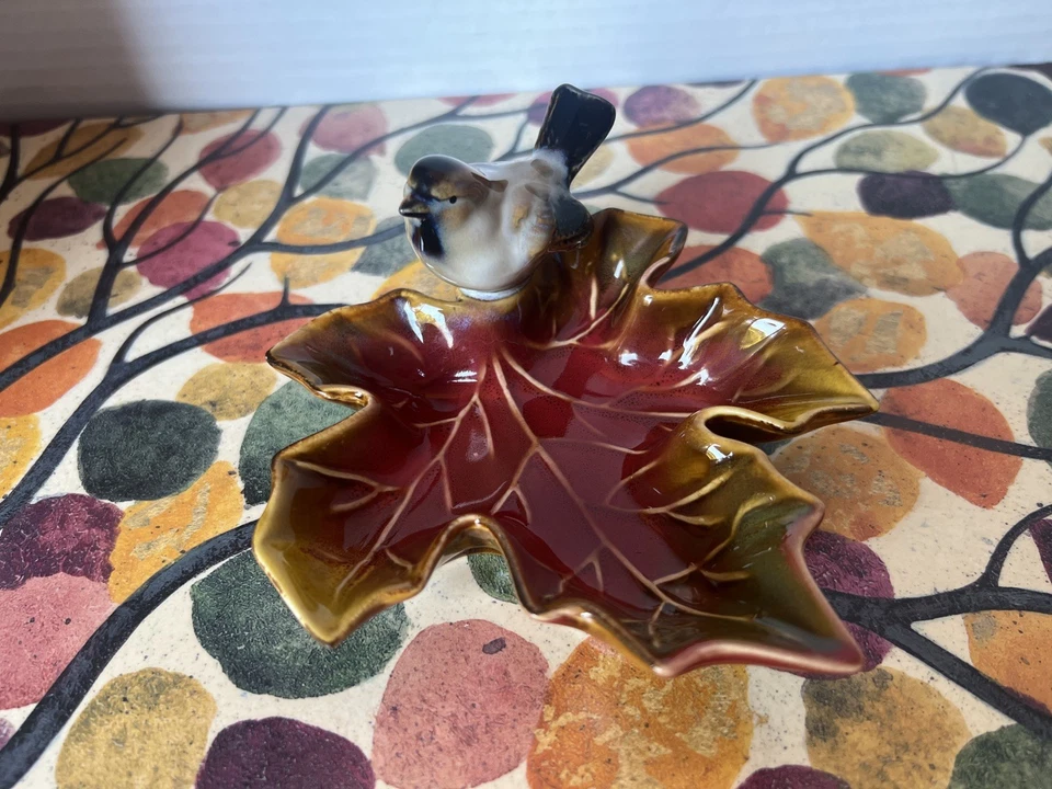 Plato de baratija de hoja de arce con acento de pájaro de Creative Co-Op Ceramic Foto 1 de 3