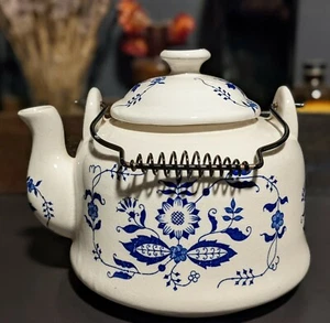 Tetera de cerámica vintage CM CHADWICK BLUE CEBOLLA 6 pulgadas mango de metal hecha en JAPÓN - Imagen 1 de 12