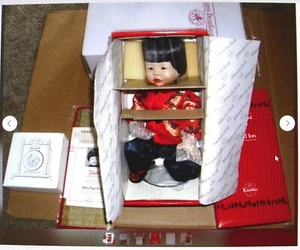 ASHTON DRAKE GALLERIES "CHEN" CHINESISCHER JUNGE PUPPE MIT MESSING-GONG SEHR NIEDLICH NEU IM KARTON - Bild 1 von 7