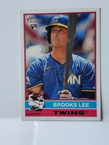 Topps Heritage 2025 cromo #63 Brooks Lee novato gemelos radiocontrol - Imagen 1 de 4