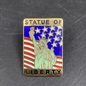 Vintage E Hill 1996 goldfarbene Freiheitsstatue amerikanische Flagge Emaille Pin Revers - Bild 1 von 3