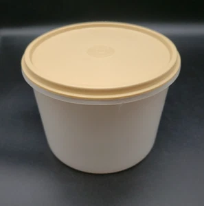 Vintage Tupperware Container 264-2 with 227-27 Almond Lid Retro Kitchen 1954 - Picture 1 of 10