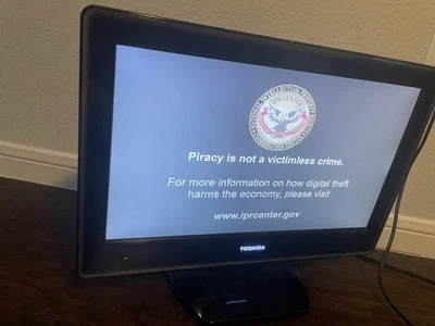 Toshiba 19LV610U-t LCD TV DVD Combination Small Kitchen/Gaming TV. No Remote - Image 1 of 4