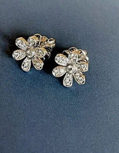Aretes de diamantes de oro blanco de 18 quilates de 0,50 quilates con tachuelas de pétalos de flor de plumeria de 0,5 quilates HM - Imagen 1 de 12