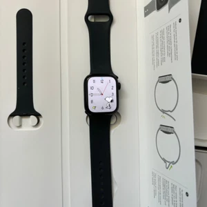 Apple Watch Series 7 GPS 41mm Cassa in Alluminio con Cinturino Sport Midnight... - Foto 1 di 2