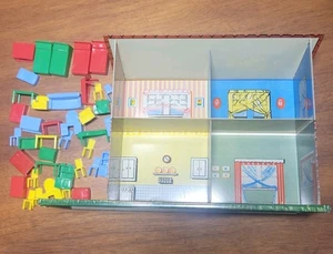 Vintage Ohio Art Midget Manor & Furniture Complete Tin Litho Dollhouse Rare - Bild 1 von 14