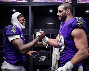 Lamar Jackson & Mark Andrews Post Juego Apretón de manos Baltimore Ravens 8x10 NFL Foto - Imagen 1 de 1