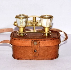 Antico binocolo da opera vintage, madreperla bianca e manico in ottone... - Foto 1 di 7