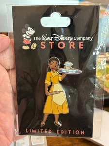 Prendedor TWDC DEC Disney Trajes de un cuento de hadas - Vestido de camarera amarillo Tiana - Imagen 1 de 1