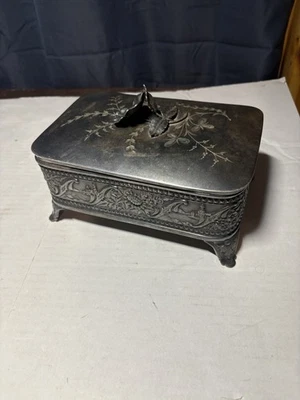 Ataúd de joyería victoriano plateado - James W. Tufts Boston - Tapa de flor única Foto 1 de 4