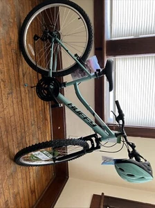 Brand New Bicycles Never Used Size 26 For Selled With Helmet Just 110$ - Picture 1 of 9