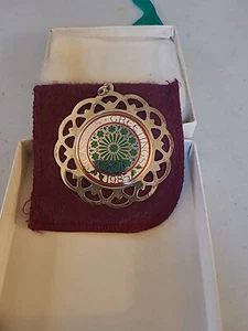Lunt Sterling Silver Framed SEASON'S GREETINGS Christmas Ornament 1985 - Picture 1 of 7