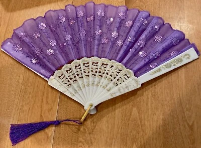 VENTILADOR DE MANO CON BORLA MARCO DE ORO BLANCO LENTEJUELAS TELA CIRUELA PÚRPURA FINCA Foto 1 de 4