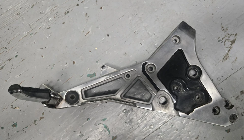 SOPORTE ESTRIBA DERECHA YAMAHA FJ1100 FJ1200 36Y-27443-00-00 Foto 1 de 4