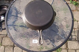 Griswold Gusseisen Pfanne #9 SBL Erie, PA, kleines Logo runder Boden 710 - Bild 1 von 2