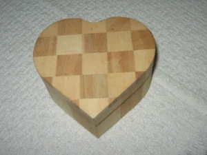 Caja de baratija en forma de corazón de San Valentín madera en contraste bisagras de latón tapa magnética 4" - Imagen 1 de 10