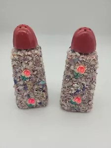 Shaker sale e pepe incrostato arte rupestre vintage fiori rosa coperchi plastica rossi - Foto 1 di 6