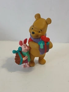Hallmark Disney Winnie Pooh "¡Justo lo que querían!" Adorno de Navidad  - Imagen 1 de 6