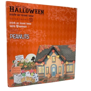 DEPT 56 Snow Village Halloween ¡TRICK-OR-TREAT LANE CON CACAHUETES! Snoopy - Imagen 1 de 22