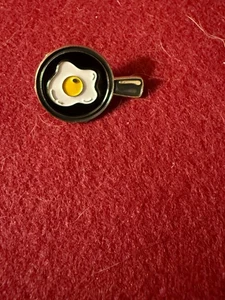 Divertido Pin Esmaltado Sartén Huevo Frito - Pin Solapa Comida Desayuno 🍳 - Imagen 1 de 2