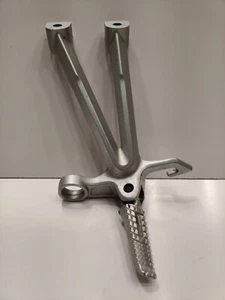 SUZUKI 2007 2008 GSXR1000 GSXR 1000 REAR LEFT FOOTREST FOOTPEG FOOT PEG BRACKET - Picture 1 of 7