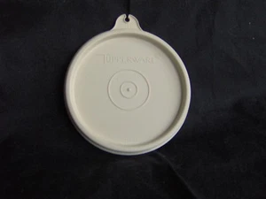 TUPPERWARE RUNDER 3 3/4" "H" DICHTUNG DECKEL # 733 CREME Gewürzbehälter Parfait Dessert - Bild 1 von 4