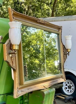 Espejo botiquín empotrado con marco dorado ornamentado de la década de 1970 con apliques Foto 1 de 4