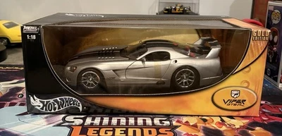 风火轮 1: 18 Viper GTSR,银色带 2 个黑色条纹,金色版 — 第 1/4 张图片