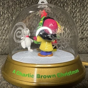 Vintage 1999 Blockbuster Charlie Brown Weihnachten Snoopy Lucy wirbelt um Ornament - Bild 1 von 3