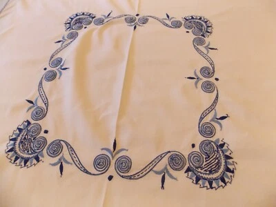 NAPPE A THE BRODEE MAIN ET 7 SERVIETTES - Photo 1/4