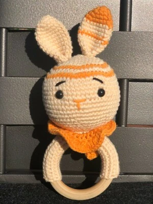 Anel de madeira natural crochê coelho bebê dentição brinquedo chocalho feito à mão NOVO - Imagem 1 de 4