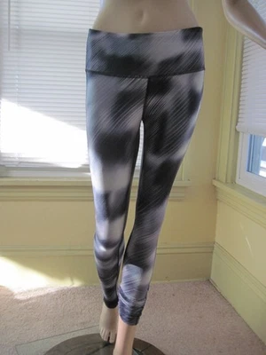 ATHLETA Leggings Gris Blanco Chaturanga Pantalones al Tobillo Yoga Atléticos Talla XS USADO EN EXCELENTE ESTADO Foto 1 de 4