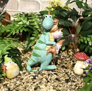 Dinosaurier und Wichtel handbemalt Gartendeko - Bild 1 von 4