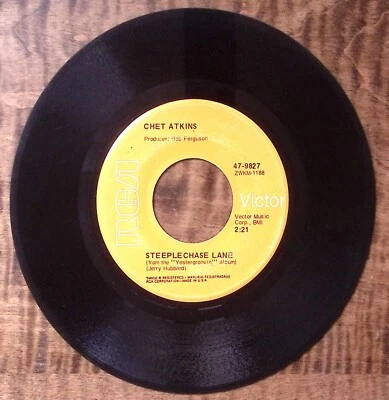 CHET ATKINS LOVE BEADS/STEEPLECHASE LANE RCA RECORDS VINYL 45 54-37 - Image 1 of 3