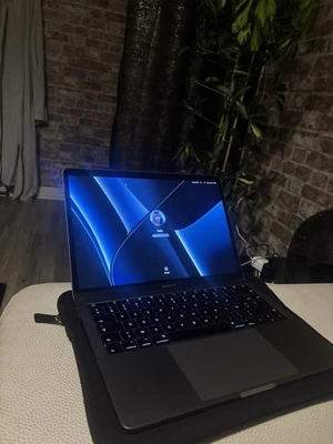 Apple MacBook Pro 13,3" (Intel Core i5 8ème Gén., 2,3 GHz, 8 Go RAM, 256 Go SSD) - Photo 1/4