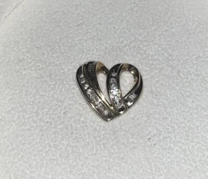 COLGANTE CORAZÓN BAGUETTE ORO AMARILLO 14K y diamantes - Imagen 1 de 4