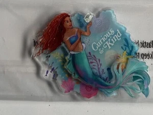 2023 Disney Parks The Little Mermaid Live Action Ariel neugieriger & freundlicher Magnet - Bild 1 von 9
