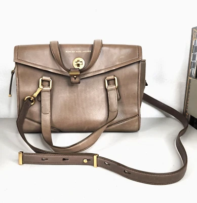 Bolso de mano Marc by Marc Jacobs de cuero topo con correa para el hombro Foto 1 de 4