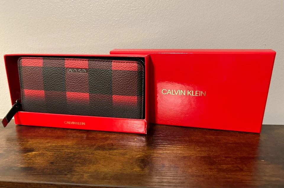 全新 Calvin Klein 棕色标志印花拉链腕带钱包手拿包 + 盒子 — 第 1/1 张图片