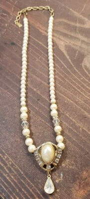 COLLAR DE PERLAS DE IMITACIÓN DE COLECCIÓN 1928, TONO DORADO, PEDRERÍA, CIERRE DE GANCHO, FIRMADO, USADO EN EXCELENTE ESTADO Foto 1 de 4