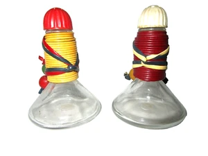Par de saleros y pimenteros de vidrio vintage amarillo rojo envueltos en cordón y cuentas - Imagen 1 de 6
