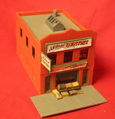 Tienda de productos al por menor con vista interior iluminada y dentista arriba - escala HO Foto 1 de 4