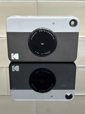FAULTY Kodak Printomatic Instant Camera Black 8mm WON’T PRINT BUT BLUE CARD DOES - Image 1 of 4