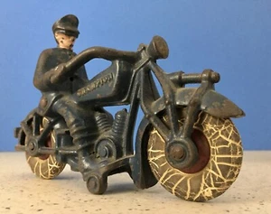 Moto campione epoca anni '30 con poliziotto giocattolo in ghisa / buone condizioni - Foto 1 di 13