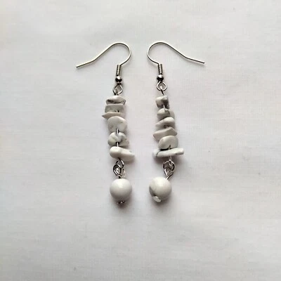 Pendientes de piedra Howlita blanca hechos a mano gancho de acero pepita de astillas irregulares Foto 1 de 4