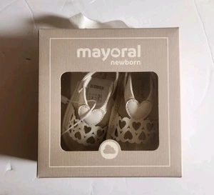 Neu im Karton Mayoral Neugeborene Größe 16 Baby Krippe Herz Sandalen weiß 9745 neu mit Etikett  - Bild 1 von 5