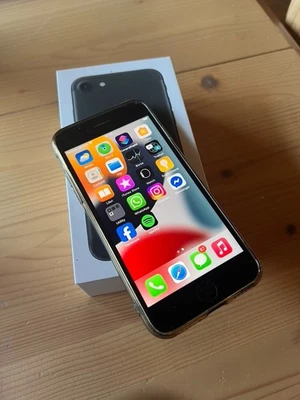 Apple iPhone 7 32GB Nero (Sbloccato) A1778 Usato  - Immagine 1 di 4