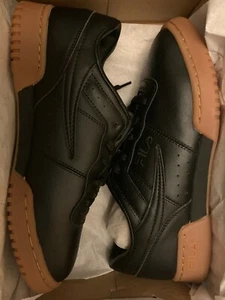 AUTHENTIC BLACK GUM Kids Original Fila Fila's Filas 3VF80129-976 Leather Size 5 - Picture 1 of 12