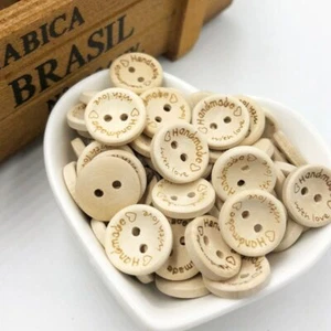 50 STÜCK KNÖPFE "HANDMADE WITH LOVE" Bastelknöpfe Modeknöpfe Holzknöpfe 1,5 cm - Bild 1 von 4